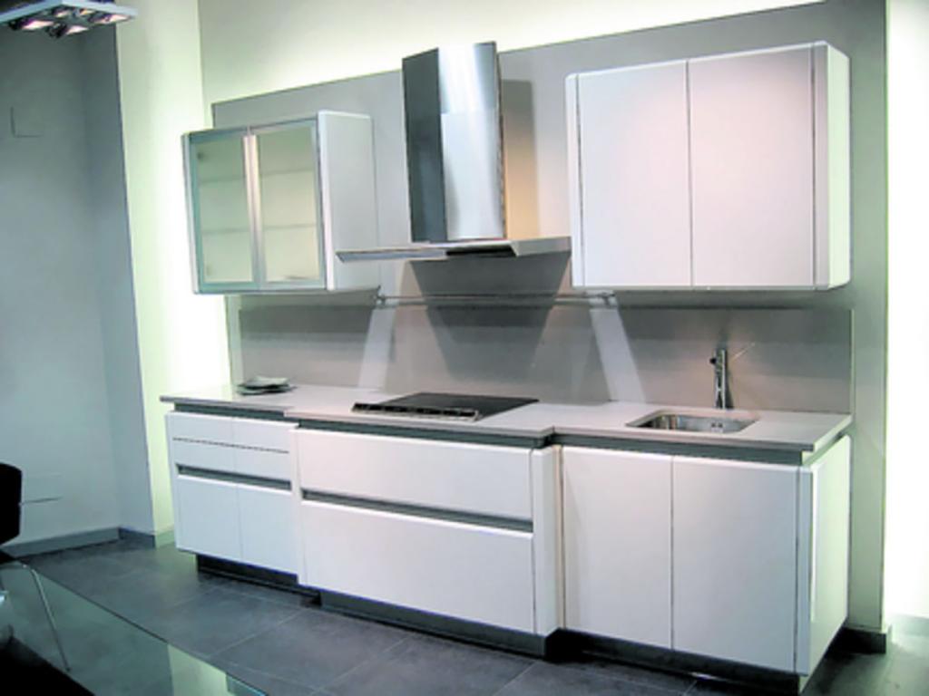 Se deben elegir con anticipación los electrodomésticos y equipamiento como fregadero, y el extractor de grasa para saber con anticipación en qué parte de la cocina se va a colocar para jugar con el espacio y sacarle el mejor provecho a esta.()