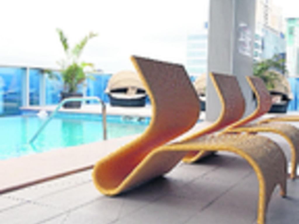 La entrada del hotel cuenta con más de una sala acogedora donde cómodamente puedes esperar. El ambiente es relajante, vanguardista y con tecnología.