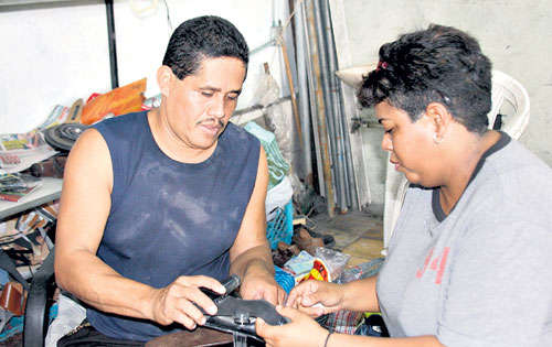 <p></p><p>Trabajos. Daniel y Querube tienen siete años de casados.</p>