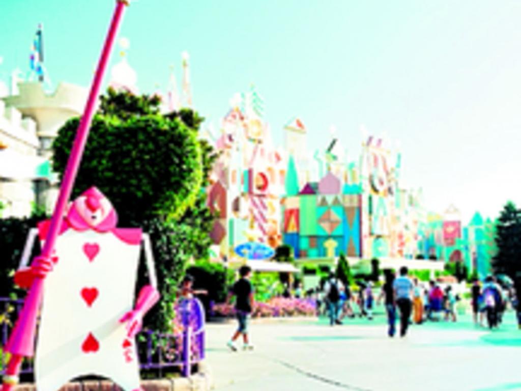 Los dos parques, cuyas entradas asciende a 6,200 yenes (unos 63 dólares), están unidos por un colorido y animado monorriel, un transporte muy exclusivo.