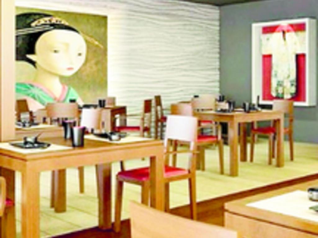 Ofrece una variada y deleitable oferta gastronómica en sus ocho restaurantes, uno con bufé de comida internacional; además latino, italiano, francés, oriental, uno en el rancho en la playa, uno para snacks y un VIP Bar Lounge.