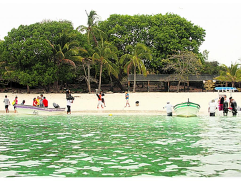 En isla Iguana se puede pasar el día solamente ya que no posee alojamiento y es un área protegida.