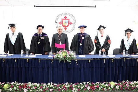 De izquierda a derecha: Prof. Eduardo Pasmiño, Vicerrector Administrativo; Rector Magnífico de la USMA, Ing. Juan Planells; S.E.R. Mons. José Domingo Ulloa, Arzobispo de Panamá y Gran Canciller de la USMA; Ing. Jorge Quijano, Administrador de la Autoridad del Canal de Panamá; Prof. Francisco Blanco, Vicerrector Académico y Prof. Fulvia Ocaña, Secretaria General. Foto: Cortesía USMA. De izquierda a derecha: Prof. Eduardo Pasmiño, Vicerrector Administrativo; Rector Magnífico de la USMA, Ing. Juan Planells; S.E.R. Mons. José Domingo Ulloa, Arzobispo de Panamá y Gran Canciller de la USMA; Ing. Jorge Quijano, Administrador de la Autoridad del Canal de Panamá; Prof. Francisco Blanco, Vicerrector Académico y Prof. Fulvia Ocaña, Secretaria General. Foto: Cortesía USMA.