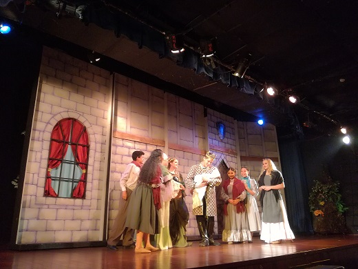 Diego Domínguez Vergara está muy agradecido por todos los consejos de grandes teatristas con los que comparte escenario en "Blancanieves", el musical, en Teatro En Círculo. Foto: Cortesía. Diego Domínguez Vergara está muy agradecido por todos los consejos de grandes teatristas con los que comparte escenario en "Blancanieves", el musical, en Teatro En Círculo. Foto: Cortesía.