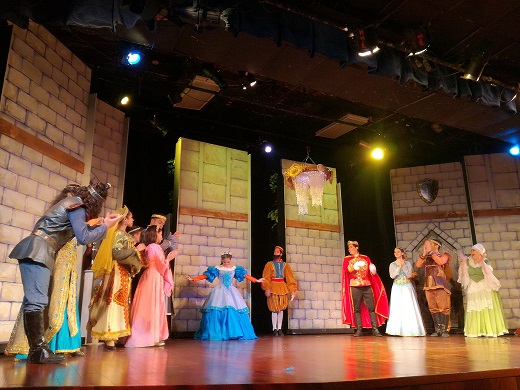 Otra de las escenas del famoso musical, donde tiene tres papeles Diego Domínguez Vergara. Foto: Cortesía. Otra de las escenas del famoso musical, donde tiene tres papeles Diego Domínguez Vergara. Foto: Cortesía.