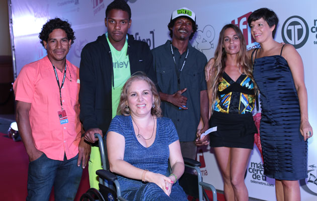 Atrás: los tres personajes principales, Cholito, Oli y Deivis, adicionalmente Natali Álvarez Sánchez, (abajo) Directora Annie Canavaggio