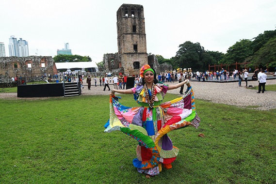 ¿Quién dijo que la celebración de los 500 años de fundación de la Ciudad de Panamá se acabó? Continúa. Esta vez, en la Semana del Libro. Están invitados. Foto: Anayansi Gamez.