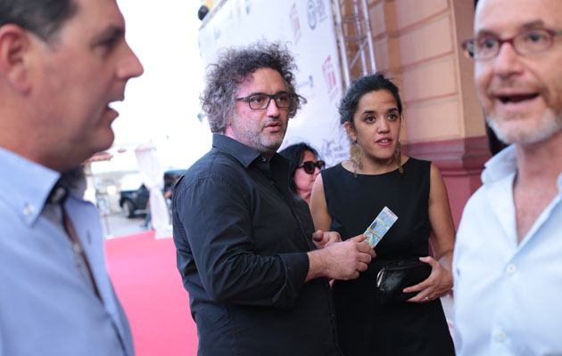 Director Abner Benaim y Gema Juarez Allen (centro, i-d).