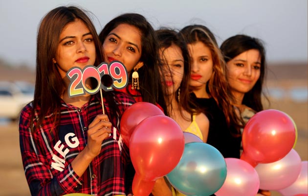 En la India un grupo de jóvenes celebran la llegada del 2019. FOTO/AP En la India un grupo de jóvenes celebran la llegada del 2019. FOTO/AP