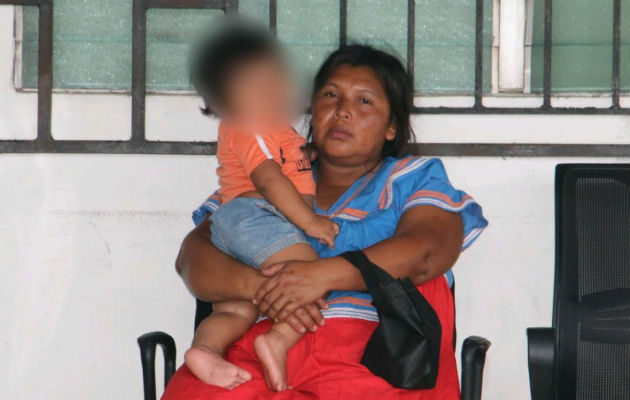 Funcionario del Sinaproc retiene a sujeto que intentó llevarse a un bebé Abuela y nieto en la agencia del Ministerio Público en Bugaba. Foto: Mayra Madrid.