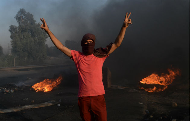 Se elevan a 104 los muertos durante las protestas escenificadas en Irak Durante el tiroteo, los manifestantes incendiaron llantas para hacer retroceder a los soldados. Foto: EFE.