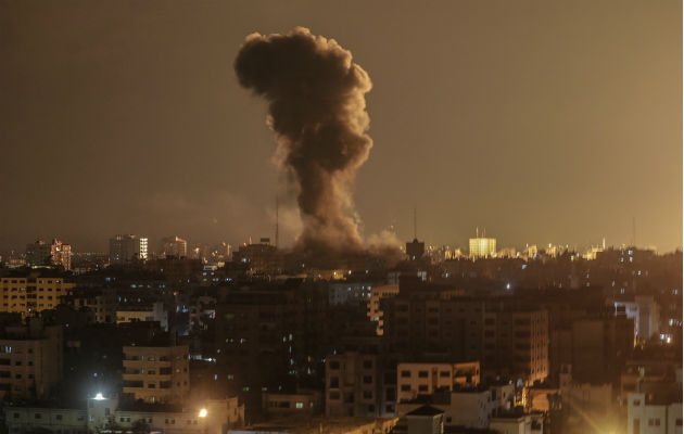Aumentan temores de guerra en Gaza tras docenas de cohetes y bombardeos. Vista de un ataque aéreo israelí en la Ciudad de Gaza. Foto: EFE.