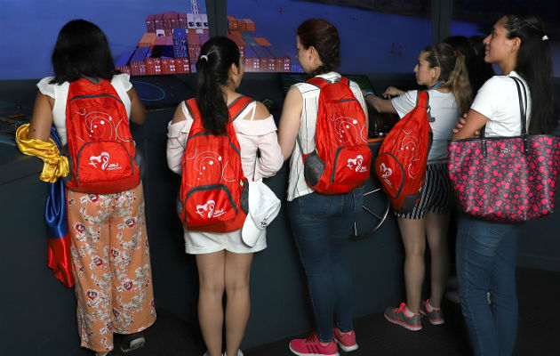 En promedio, alrededor de 2,500 a 3,000 personas visitan los centros de visitantes a diario, y cerca de un millón lo hacen cada año. En promedio, alrededor de 2,500 a 3,000 personas visitan los centros de visitantes a diario, y cerca de un millón lo hacen cada año.