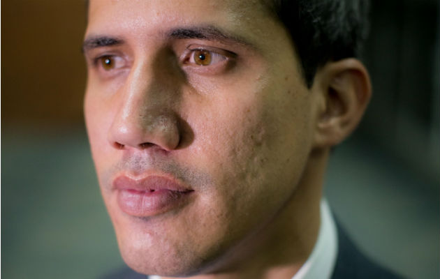 Guaidó dice que encarcelarle sería "uno de los últimos errores" de Maduro Juan Guaidó salió este domingo de Ecuador. Foto: Archivo/Ilustrativa.