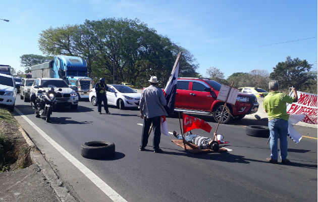 En Chiriquí, jubilados y pensionados cierra la Interamericana, exigen aumentos y medicinas Ocasionaron un tranque enorme en la vía Interamericana. Foto. José Vásquez.