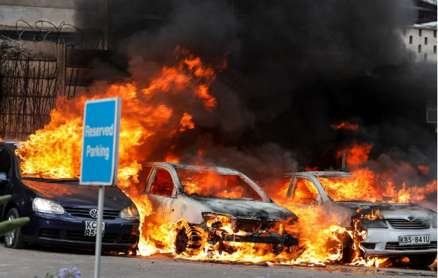 Ataque terrorista a un lujoso hotel de Nairobi en Kenia, causa al menos seis muertos Coches arden tras el tiroteo y explosiones en el hotel. Foto: EFE.