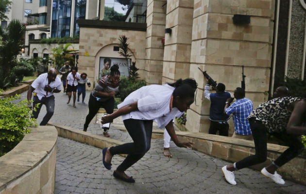 Ataque terrorista a un lujoso hotel de Nairobi en Kenia, causa al menos seis muertos Civiles huyen atemorizados del tiroteo. Foto: AP.