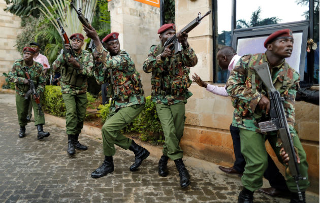 Ataque terrorista a un lujoso hotel de Nairobi en Kenia, causa al menos seis muertos Agentes policiales rodearon el hotel atacado. Foto: EFE.