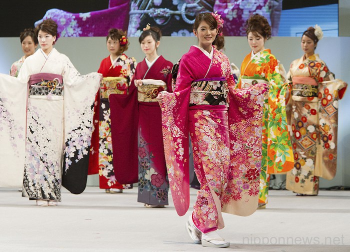 Lucen con garbo bellos kimonos. Foto: EFE. Lucen con garbo bellos kimonos. Foto: EFE.
