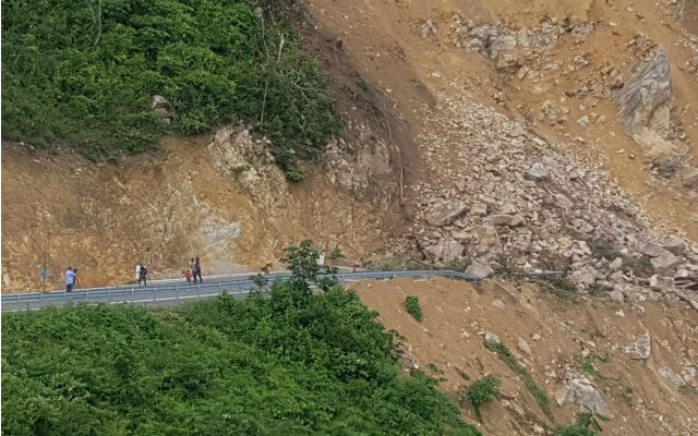 Derrumbe bloquea el paso hacia el poblado de Marta en El Harino de La Pintada Personal del Sinaproc se mantiene en el área realizando tareas de monitoreo. Foto: Eric A. Montenegro.