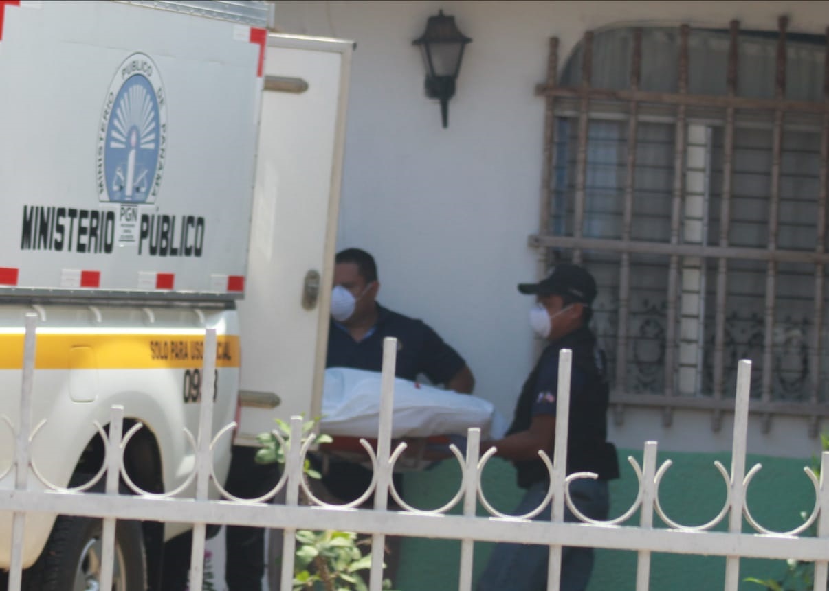 Momentos en que es sacado de la casa el cuerpo de Rosa Adelina Melgar, de 75 años. Foto/Thays Domínguez Momentos en que es sacado de la casa el cuerpo de Rosa Adelina Melgar, de 75 años. Foto/Thays Domínguez