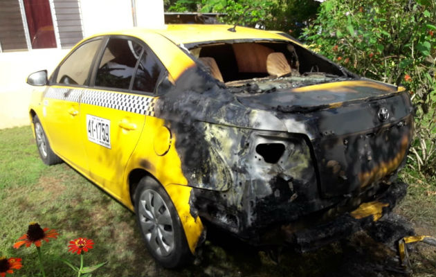 Le queman carro a taxista que se opone a entrega de certificados de operación Lo atribuyen a una acción de intimidación para callarlos. Foto: Mayra Madrid.