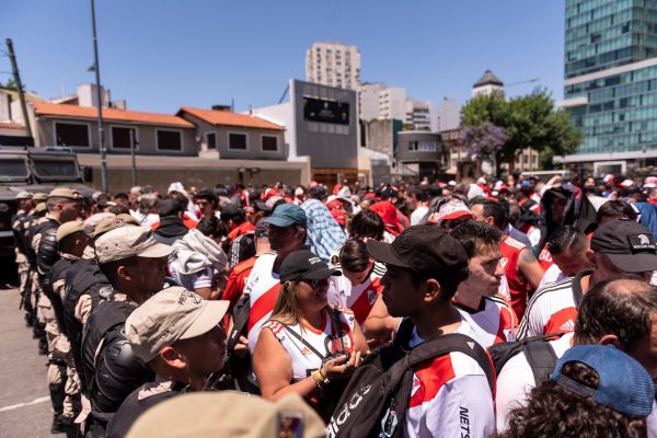 Fanáticos del River esperando para que se abriera las puertas del estadio. Foto de EFE Fanáticos del River esperando para que se abriera las puertas del estadio. Foto de EFE