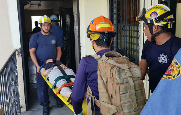 Venezolana despechada intentó saltar del piso 11 de un edificio en Los Libertadores. Foto: @rednoticiaspa. Venezolana despechada intentó saltar del piso 11 de un edificio en Los Libertadores. Foto: @rednoticiaspa.