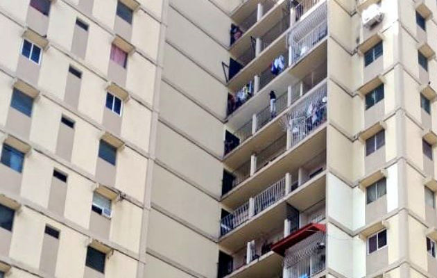 Venezolana despechada intentó saltar del piso 11 de un edificio en Los Libertadores. Foto: @rednoticiaspa. Venezolana despechada intentó saltar del piso 11 de un edificio en Los Libertadores. Foto: @rednoticiaspa.