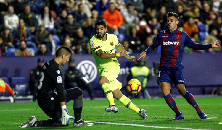 Luis Suárez (c) autor del otro gol del Barcelona. /Foto EFE