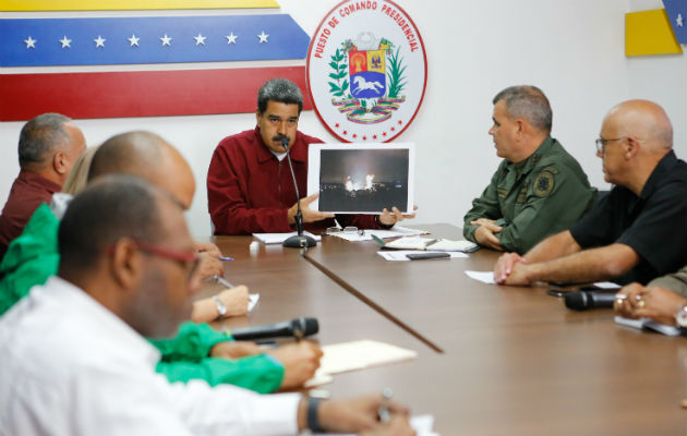 Guaidó lidera protestas contra apagón y Maduro pide ayuda a Cuba, China, Irán y Rusia Nicolás Maduro (c), mientras habla sobre las fallas eléctricas este martes, desde el puesto de Comando, en Miraflores, Caracas (Venezuela). Foto: EFE.