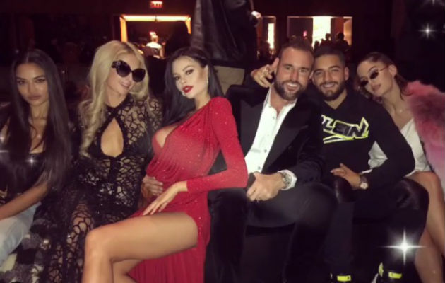 Maluma coincidió con Paris Hilton. Maluma coincidió con Paris Hilton.