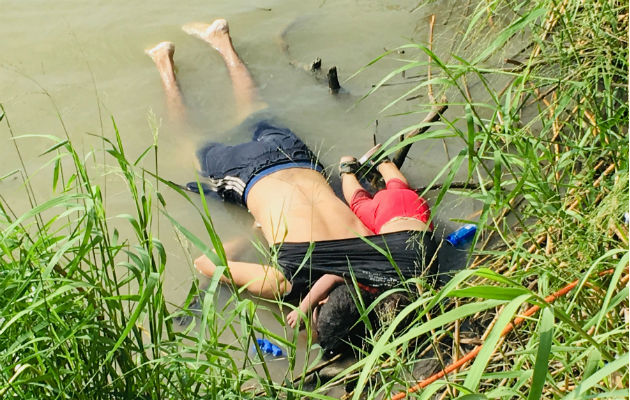 Consternación en la Casa Blanca y el Vaticano por migrantes ahogados La foto de padre e hija ahogados evoca la del niño sirio muerto en el Mediterráneo. Foto: AP