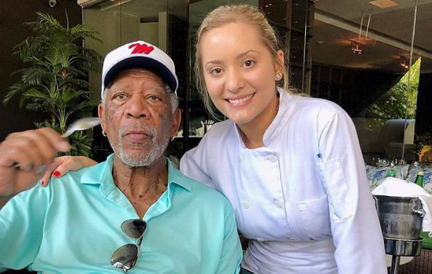 Morgan Freeman posando junto a una admiradora. Morgan Freeman posando junto a una admiradora.