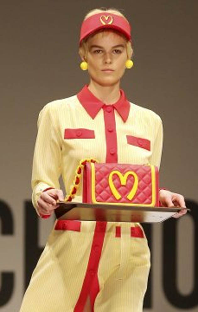 Desfile de Moschino con sus bolsas de McDonald´s