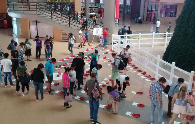 Zapatos Rojo en Albrook y la Cinta Costera para exigir alto a la violencia contra la mujer. Foto/Cortesía Zapatos Rojo en Albrook y la Cinta Costera para exigir alto a la violencia contra la mujer. Foto/Cortesía