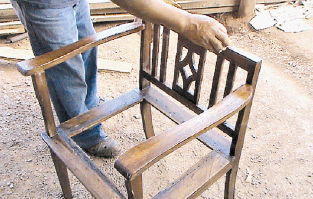 Mueble de madera durante proceso de restauración
