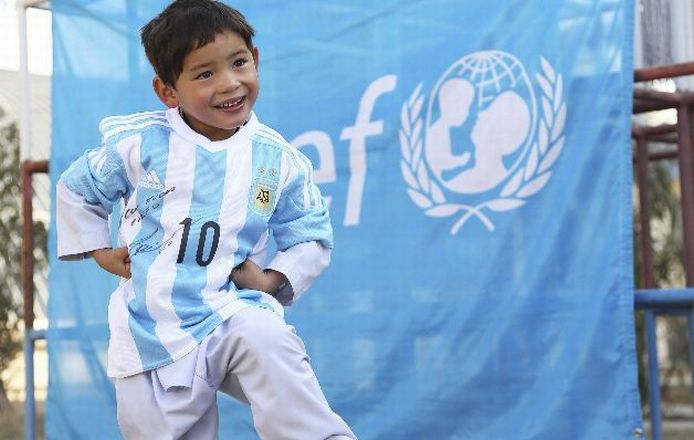 Murtaza con la camiseta que Messi le regaló. Foto EFE Murtaza con la camiseta que Messi le regaló. Foto EFE