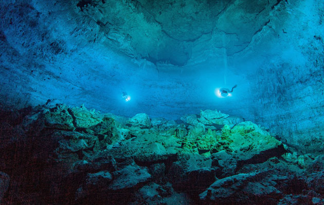 Dos submarinistas en la cueva subterranea, Hoy Negro en Yucatán. Foto/National Geographic Society