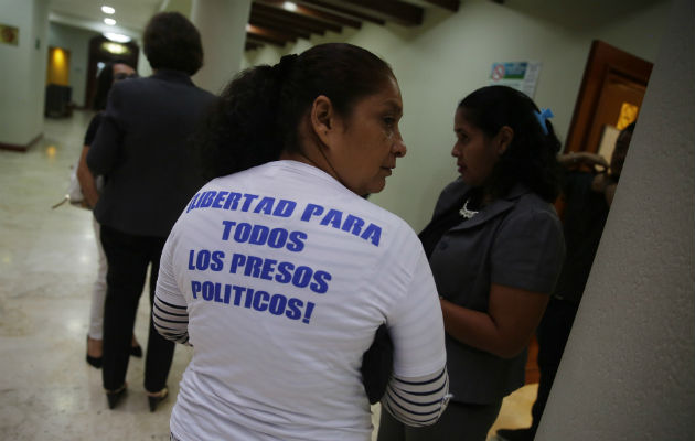 Mujer de Daniel Ortega tilda de comejenes, hongos y hasta bacterias a opositores Una opositora luce una camiseta dedicada a los "presos políticos" tras una reunión de la OEA en El Salvador. Foto: EFE.