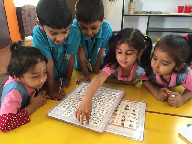 Niñas y niños trabajan con el abcdEnglish en una escuela de Gujarat India. La metodoogía les permite actuar en equipo y compartir experiencias y conocimientos al aprender jugando. Foto: Cortesía. Niñas y niños trabajan con el abcdEnglish en una escuela de Gujarat India. La metodoogía les permite actuar en equipo y compartir experiencias y conocimientos al aprender jugando. Foto: Cortesía.