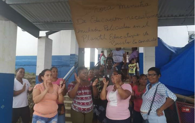 Niños han quedado traumados por tiroteo dentro del plantel en Colón Padres de familia, en su mayoría mujeres, protestaron en los predios de la escuela República de Sudáfrica. Foto: Diómedes Sánchez S.