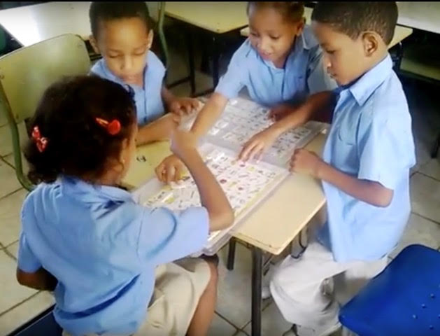 Niños de las escuelas públicas de República Dominicana, juegan para aprender. Los aprendizajes tradicionales tales como la lectoescritura y la matemática básica, se perfeccionados con habilidades de colaboración, resolución de problemas y creatividad La clase se convierte en una laboratorio de experiencias que se comparten de manera agradable. Foto: Cortesía. Niños de las escuelas públicas de República Dominicana, juegan para aprender. Los aprendizajes tradicionales tales como la lectoescritura y la matemática básica, se perfeccionados con habilidades de colaboración, resolución de problemas y creatividad La clase se convierte en una laboratorio de experiencias que se comparten de manera agradable. Foto: Cortesía.