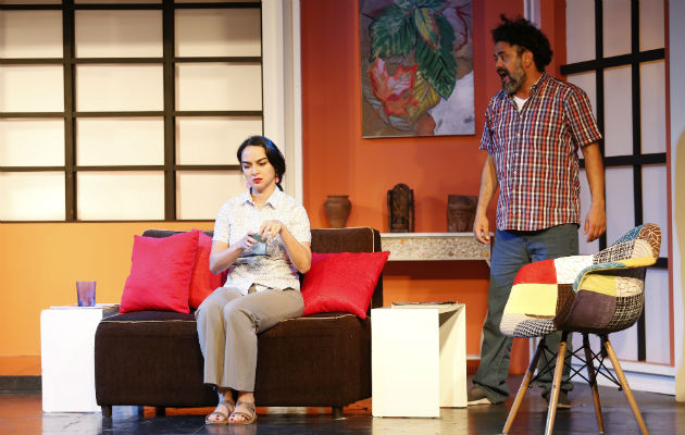 Obra en Teatro ABA. 'Sin filtros en la lengua'. Yiniva Cárdenas e Ian Mitchell. Foto: Josué Arosemena. Obra en Teatro ABA. 'Sin filtros en la lengua'. Yiniva Cárdenas e Ian Mitchell. Foto: Josué Arosemena.