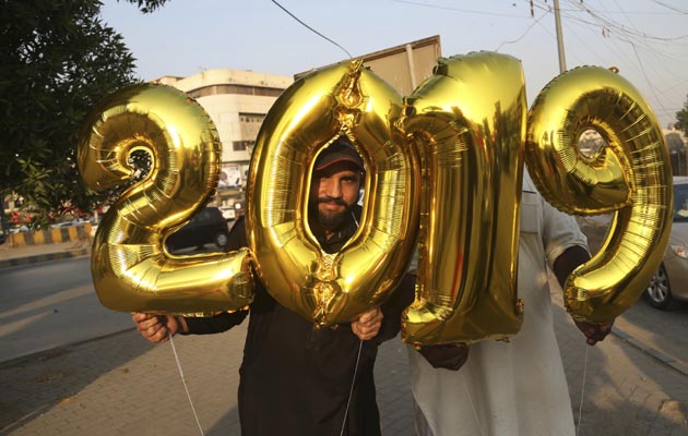 En Pakistán salieron a las calles para festejar la llegada del nuevo año. FOTO/AP En Pakistán salieron a las calles para festejar la llegada del nuevo año. FOTO/AP