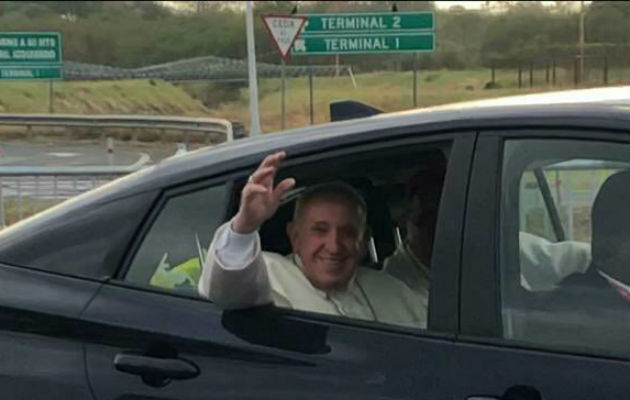 Papa Francisco rompe protocolo, carga un bebé y le da la bendición a su llegada a Panamá. Foto: JMJ Papa Francisco rompe protocolo, carga un bebé y le da la bendición a su llegada a Panamá. Foto: JMJ