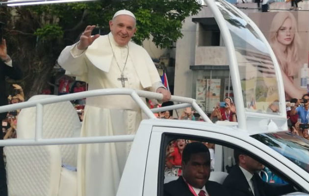 Papa Francisco rompe protocolo, carga un bebé y le da la bendición a su llegada a Panamá. Foto: JMJ Papa Francisco rompe protocolo, carga un bebé y le da la bendición a su llegada a Panamá. Foto: JMJ