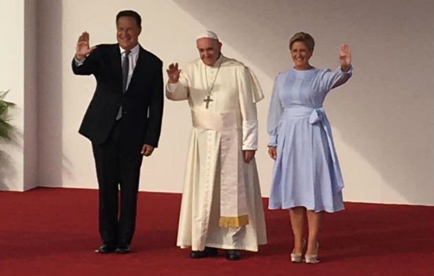 Papa Francisco rompe protocolo, carga un bebé y le da la bendición a su llegada a Panamá. Foto: JMJ Papa Francisco rompe protocolo, carga un bebé y le da la bendición a su llegada a Panamá. Foto: JMJ