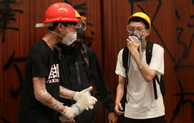 Manifestantes toman el parlamento de Hong Kong con la intención de quedarse Una amplia mayoría apuesta por quedarse "por lo menos esta noche" o hasta que la policía intervenga.