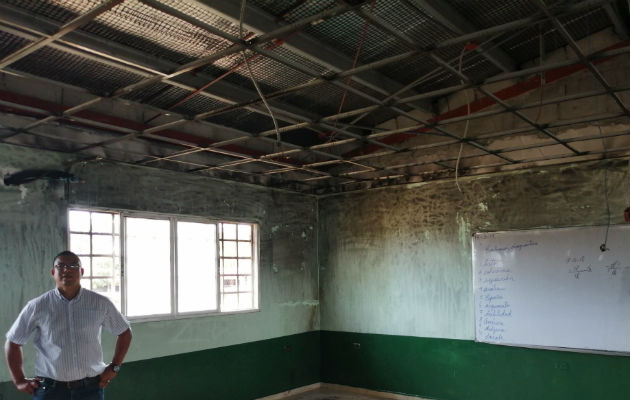 En Asamblea General deciden suspender clases en colegio de Puerto Caimito Así quedó el techo del aula incendiada. Foto: Eric A. Montenegro.
